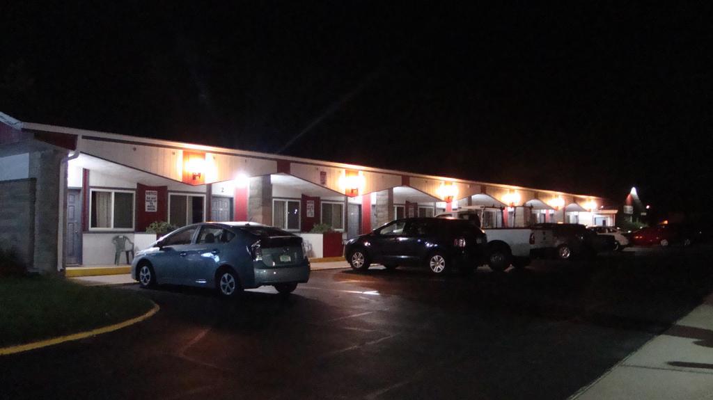 Pinconning Trail Inn Motel Екстер'єр фото
