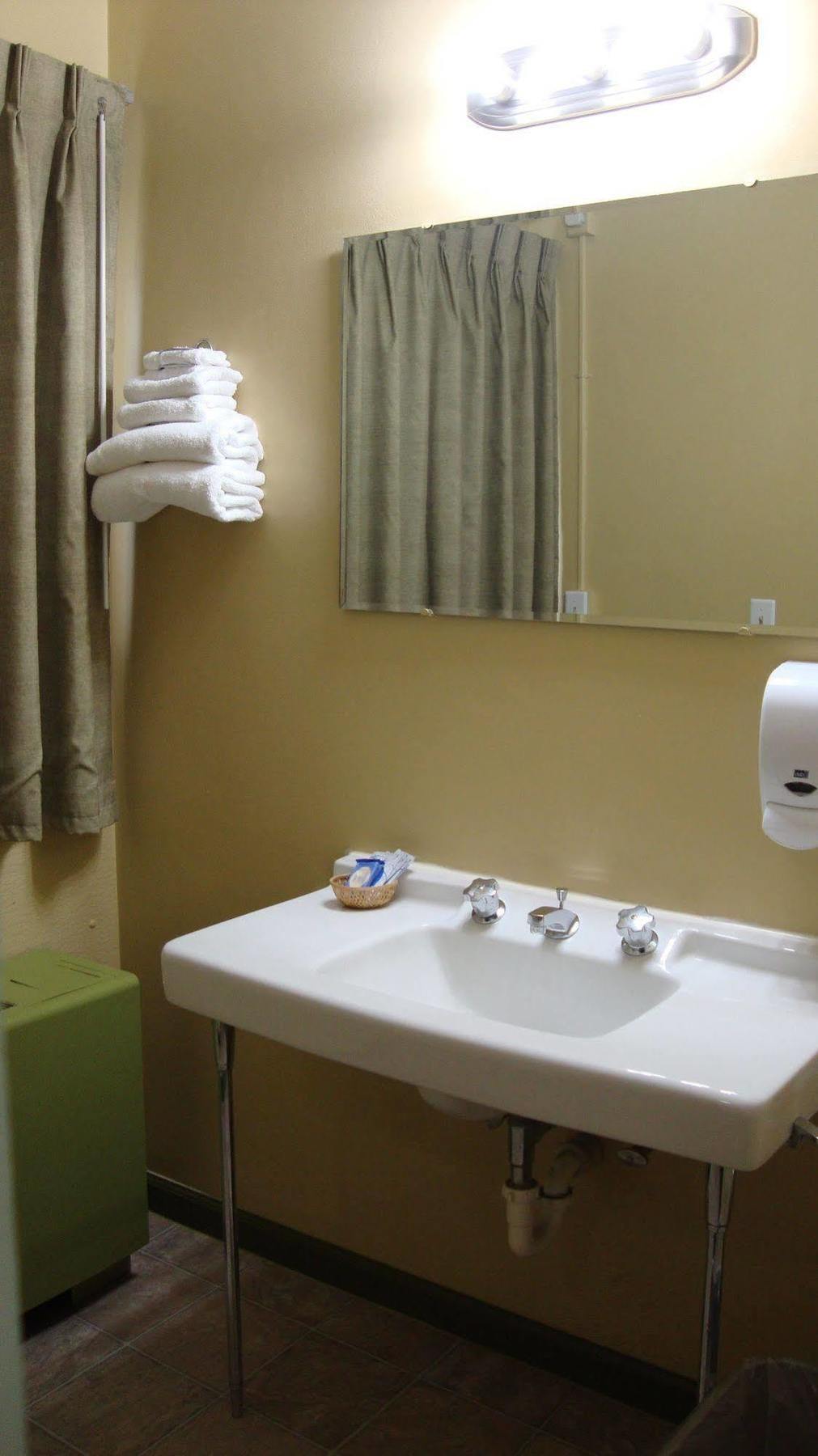 Pinconning Trail Inn Motel Екстер'єр фото