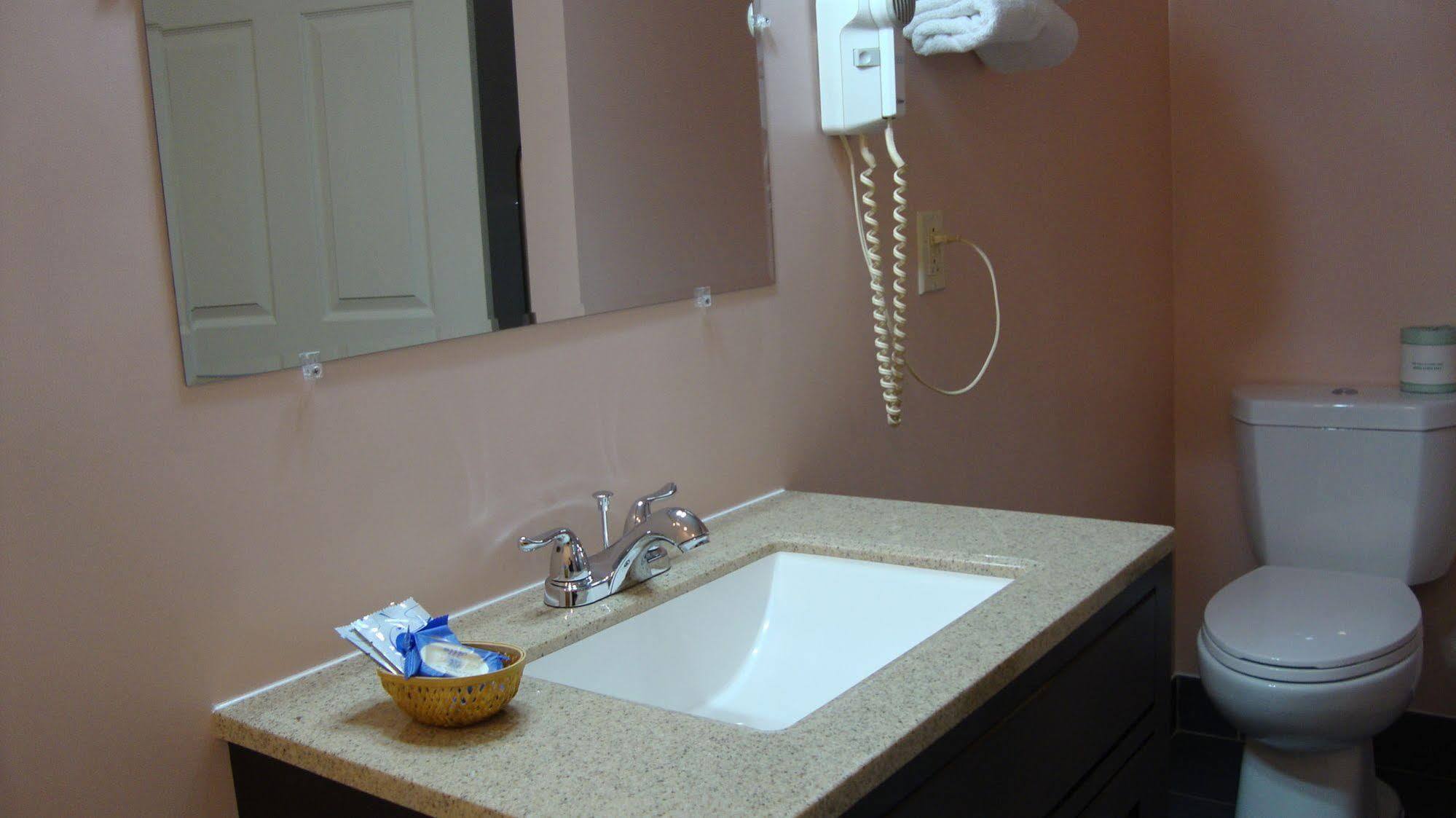 Pinconning Trail Inn Motel Екстер'єр фото