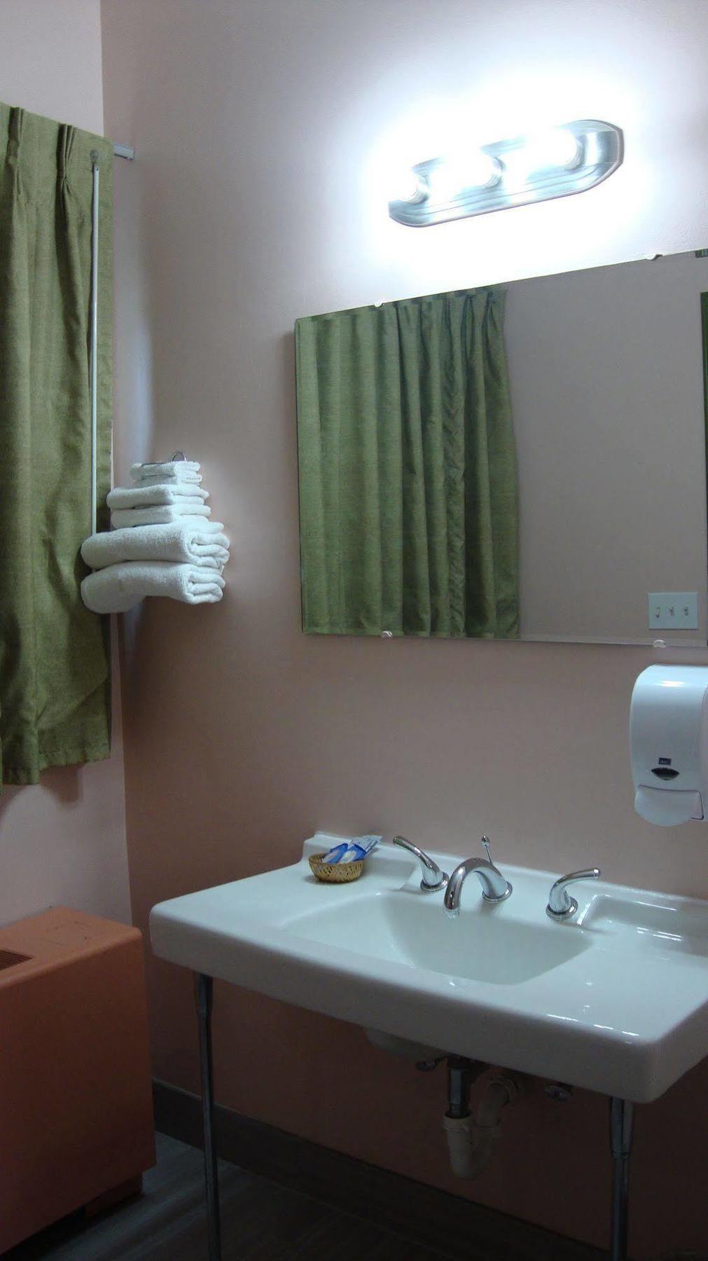 Pinconning Trail Inn Motel Екстер'єр фото