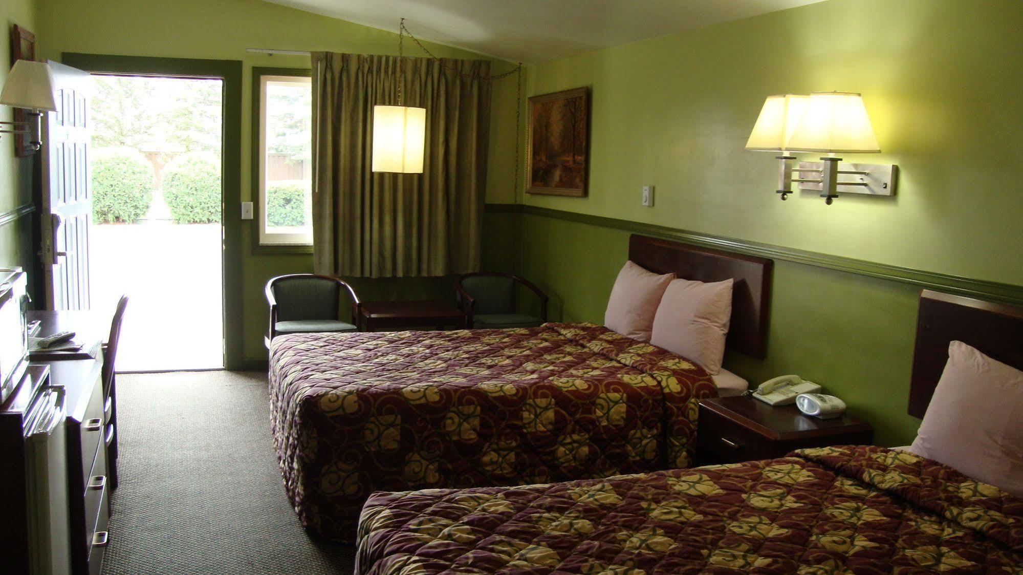 Pinconning Trail Inn Motel Екстер'єр фото