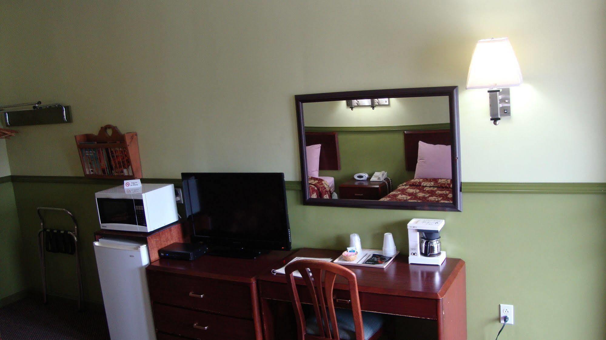 Pinconning Trail Inn Motel Екстер'єр фото