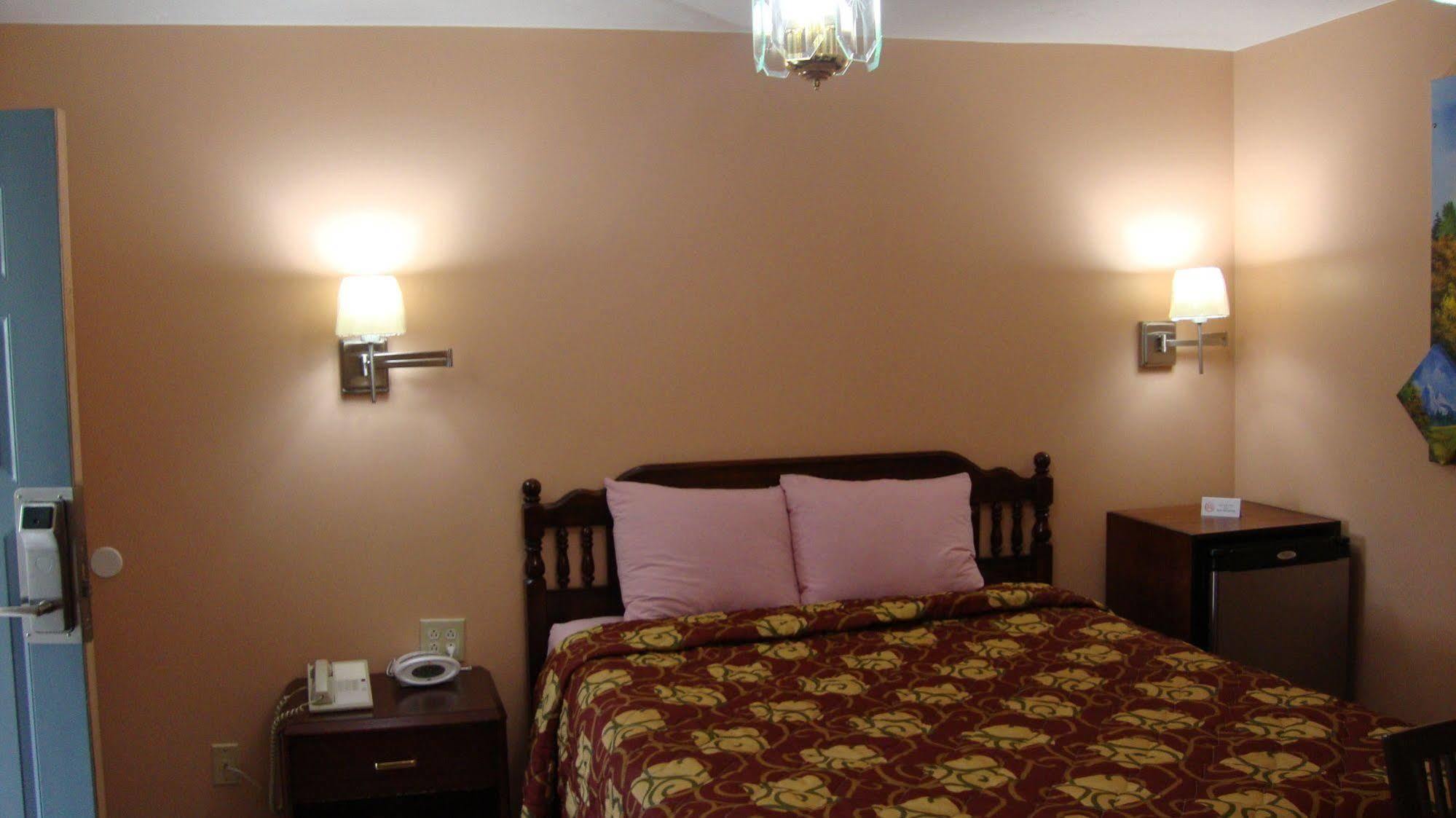 Pinconning Trail Inn Motel Екстер'єр фото