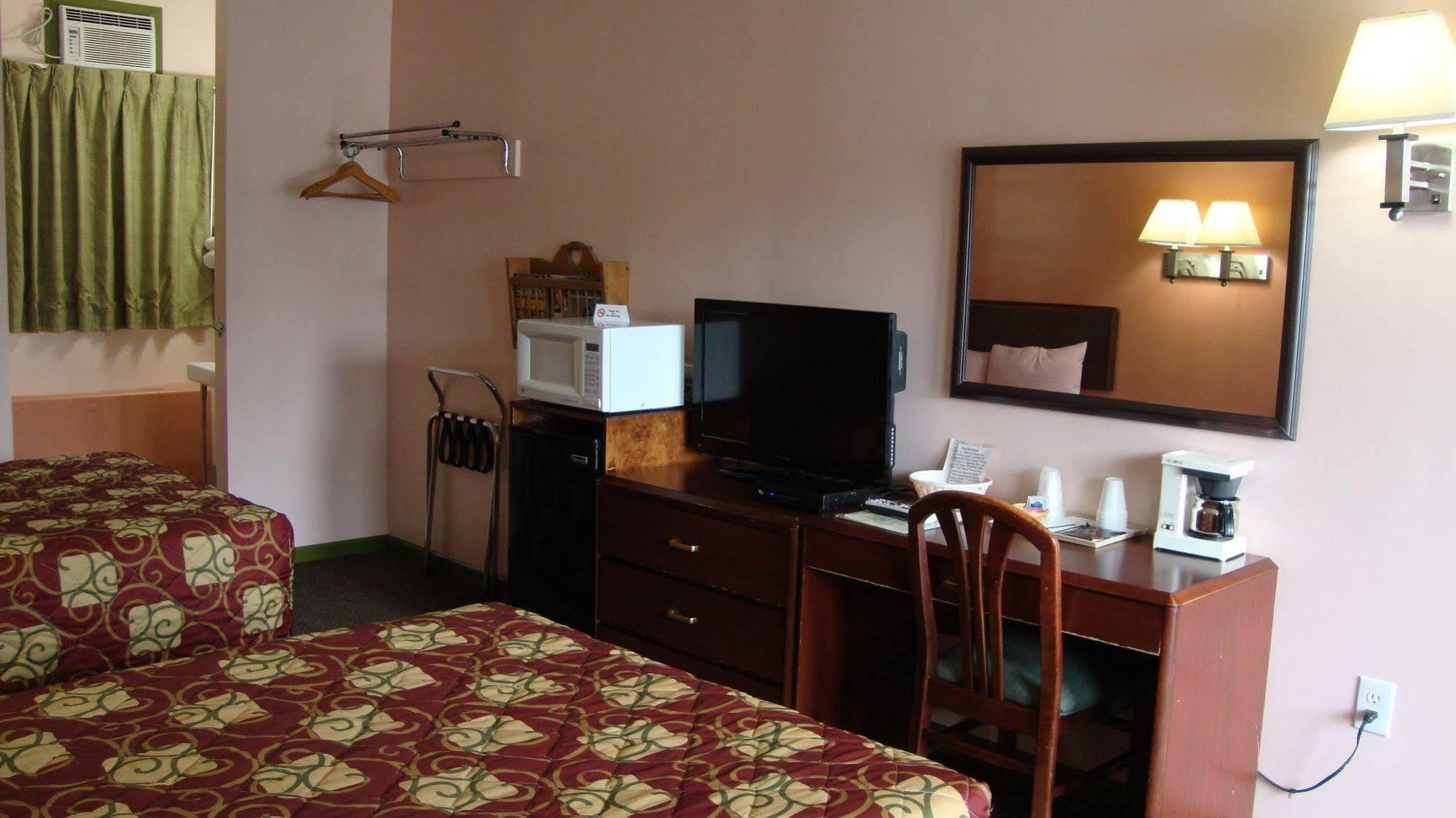 Pinconning Trail Inn Motel Екстер'єр фото