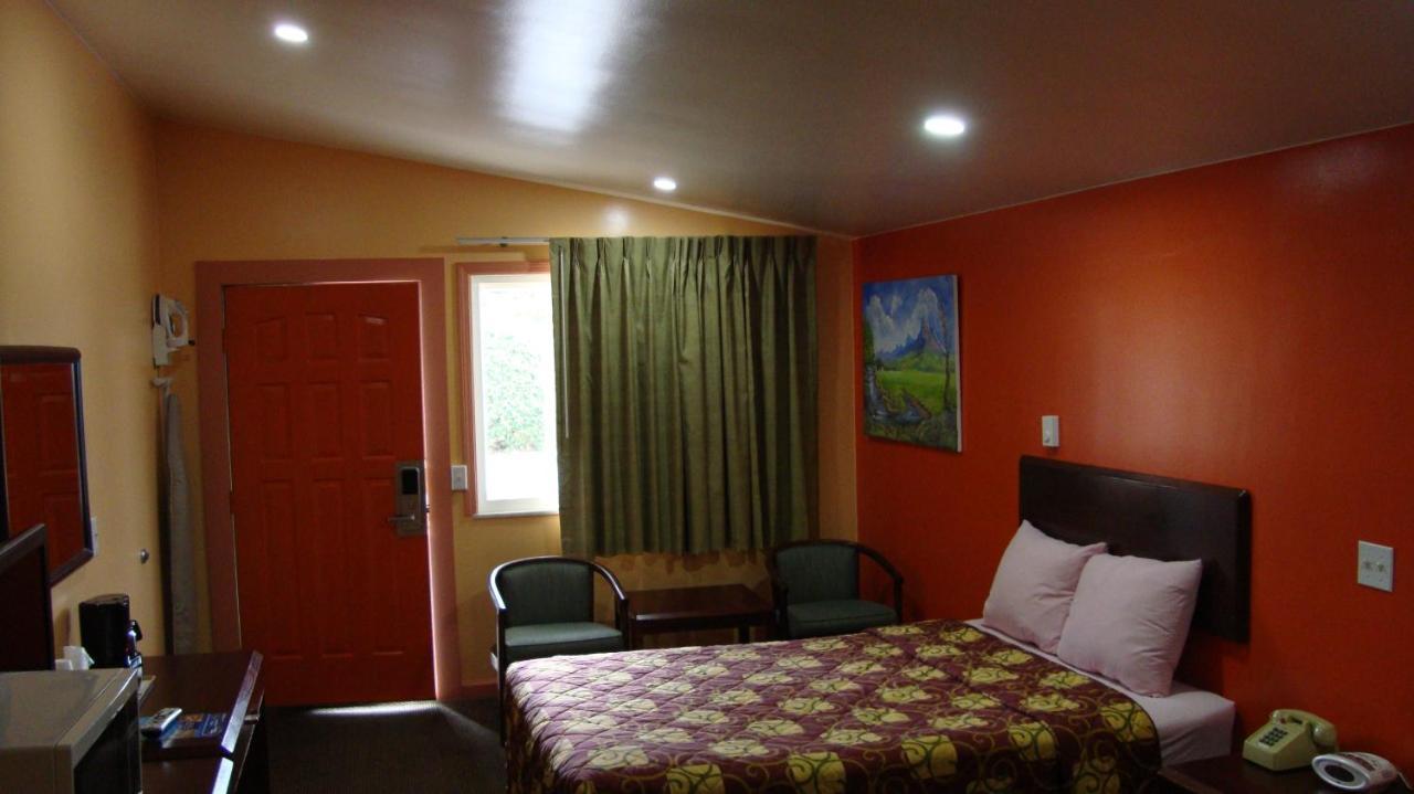 Pinconning Trail Inn Motel Екстер'єр фото